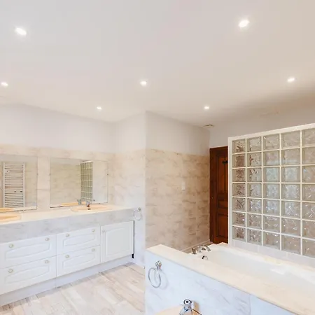 Aile Chateau De Saint-sarnin Pour 10 Personnes Avec Piscine Дом отдыха *