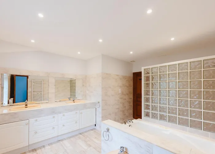 Aile Chateau De Saint-sarnin Pour 10 Personnes Avec Piscine Дом отдыха *