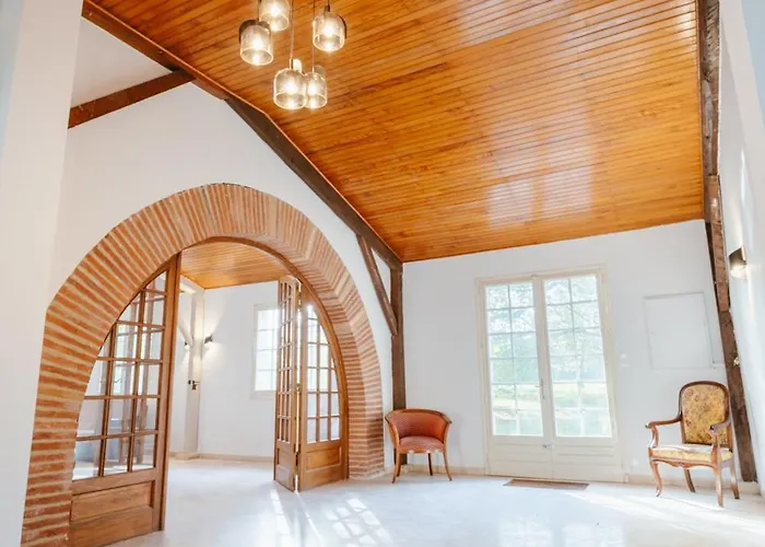 Дом отдыха Aile Chateau De Saint-sarnin Pour 10 Personnes Avec Piscine