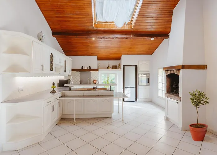 Дом отдыха Aile Chateau De Saint-sarnin Pour 10 Personnes Avec Piscine