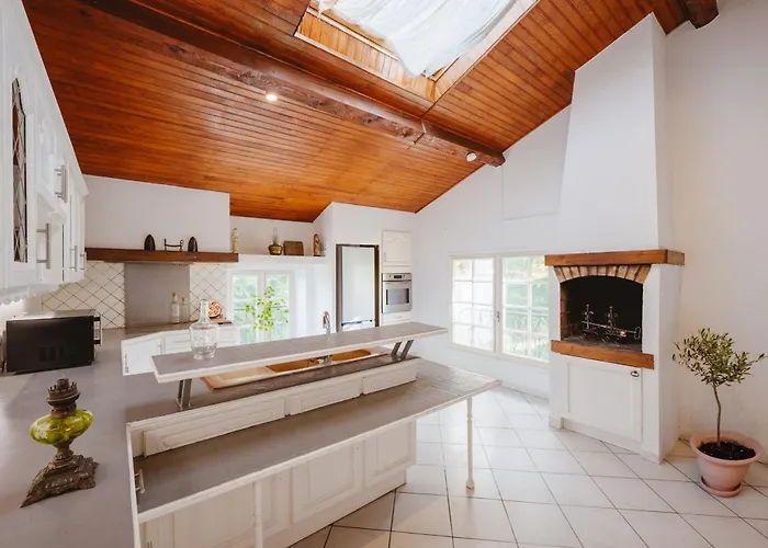 Aile Chateau De Saint-sarnin Pour 10 Personnes Avec Piscine Дом отдыха Grisolles (Tarn-et-Garonne)