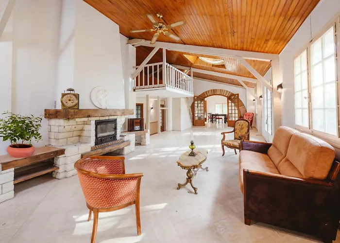 Aile Chateau De Saint-sarnin Pour 10 Personnes Avec Piscine