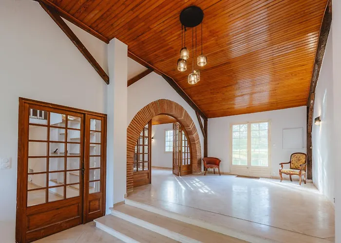 Aile Chateau De Saint-sarnin Pour 10 Personnes Avec Piscine *