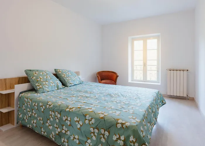 Дом отдыха Aile Chateau De Saint-sarnin Pour 10 Personnes Avec Piscine