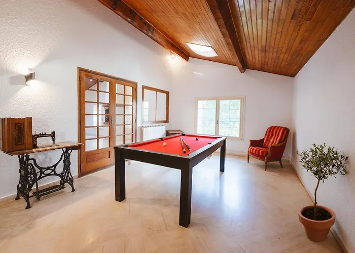 Дом отдыха Aile Chateau De Saint-sarnin Pour 10 Personnes Avec Piscine