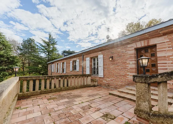 Дом отдыха Aile Chateau De Saint-sarnin Pour 10 Personnes Avec Piscine