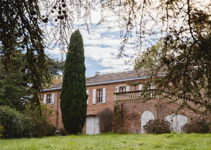 Aile Chateau De Saint-sarnin Pour 10 Personnes Avec Piscine Дом отдыха
