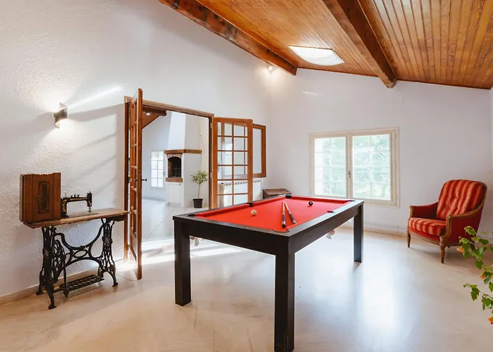 Aile Chateau De Saint-sarnin Pour 10 Personnes Avec Piscine Дом отдыха